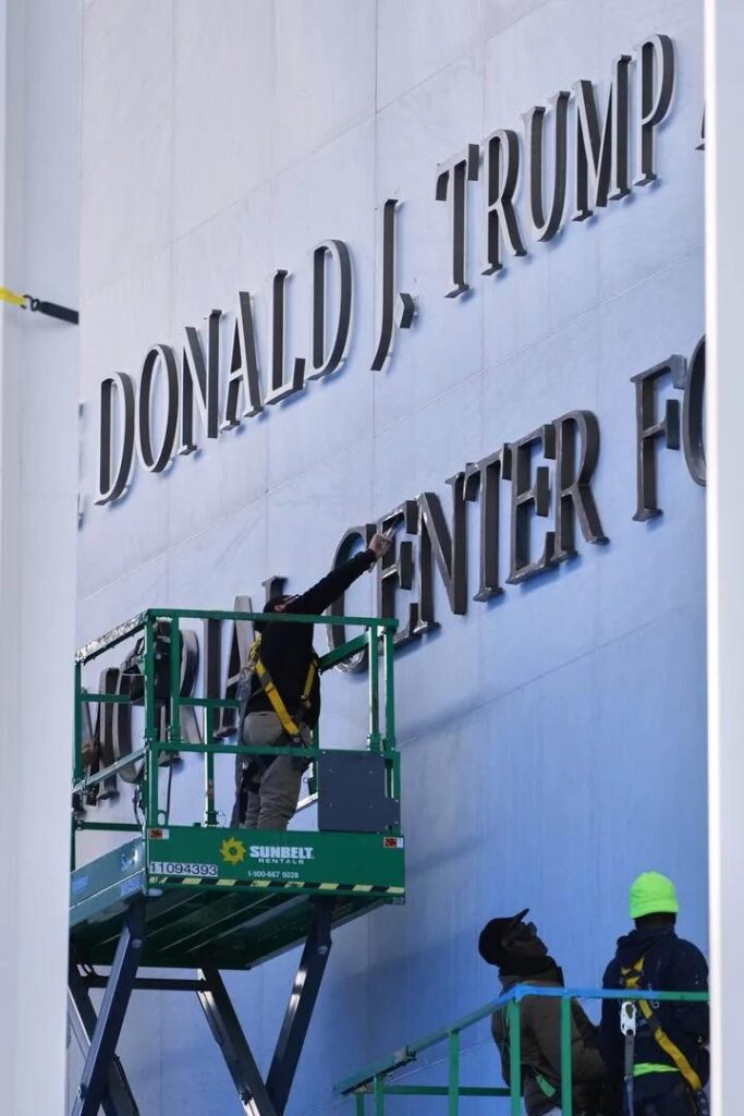 🎭⚠️ Kennedy Center Faces Bankruptcy Threat as Trump’s Name Becomes Key to Rescue