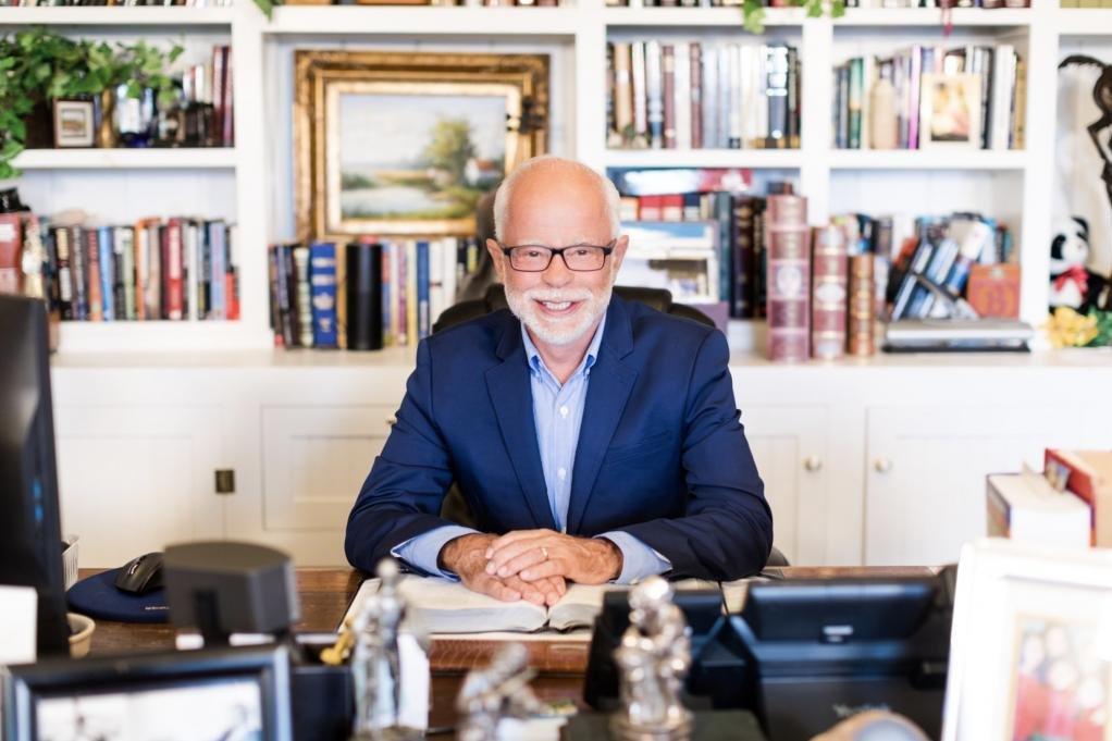 Televangelist Jim Bakker, Who Built a Christian TV Empire, Dies at 86