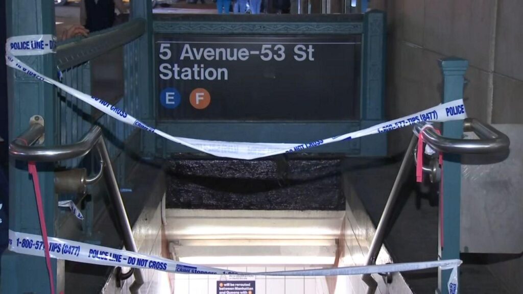 Man Killed in Midtown Manhattan Subway Shooting as Police Search for Suspect